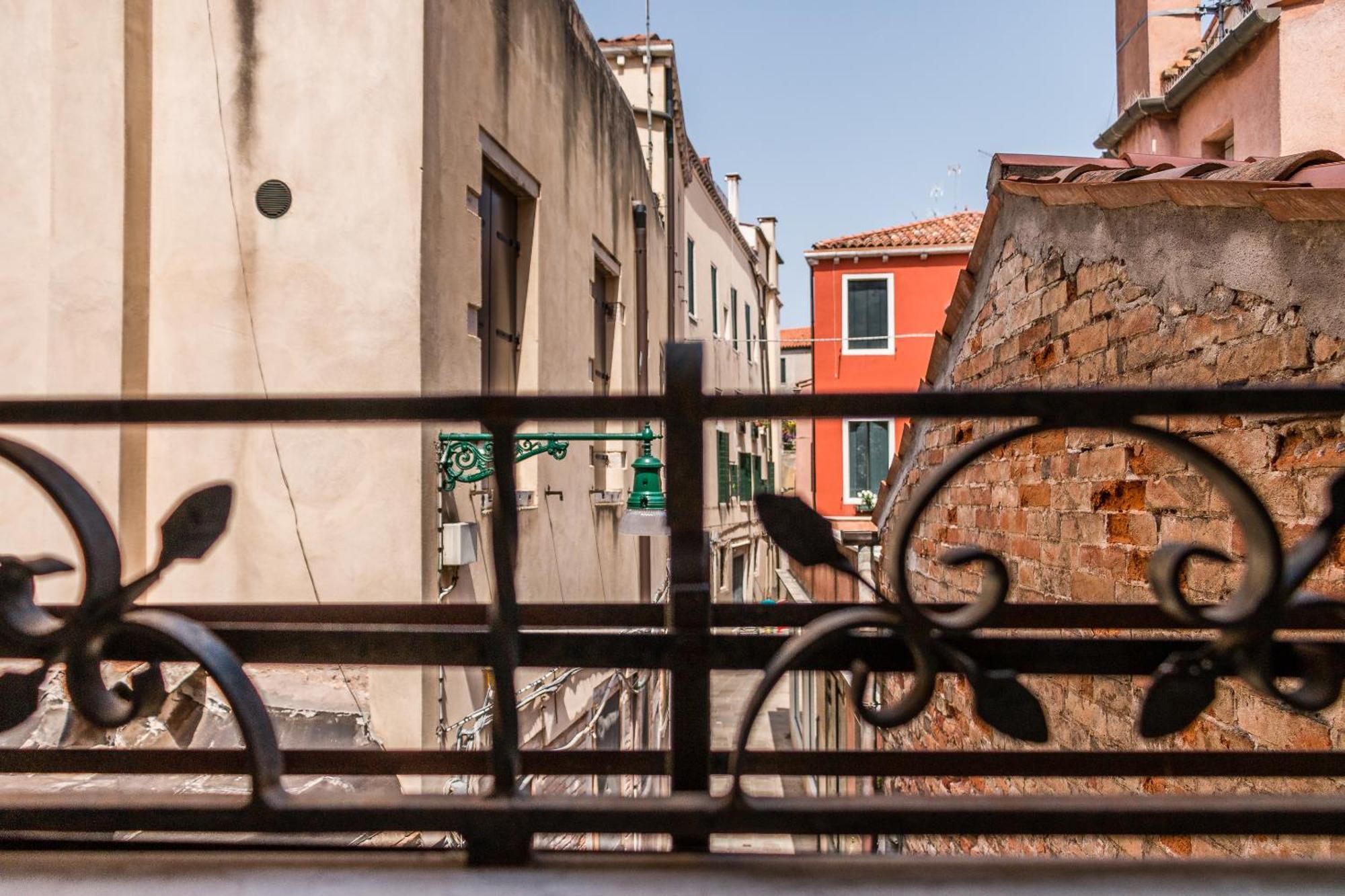 Doge'S Mirror & Stair @Frari Veneza Quarto foto